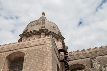 Cúpula de la Chiesa Rettoria Santa Teresa d'Avila en Monopoli, Italia. La cúpula semiesférica...
