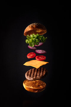 Hamburguer a voar no fundo preto