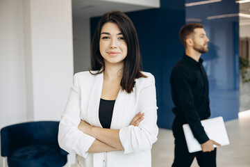 Obraz premium Business woman with business man standing together at the office
