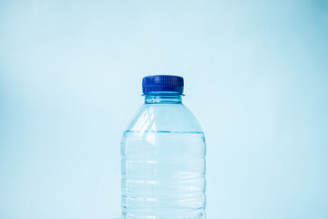 Naklejka premium Plastic water bottle on blue background