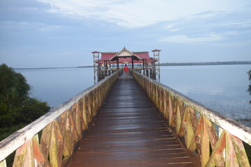 Fototapeta premium the lake bridge emerges