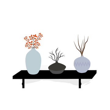 Repisa con tres floreros con flores.