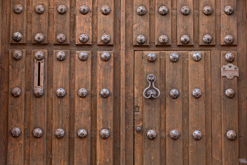 Puerta de madera marrón antigua.