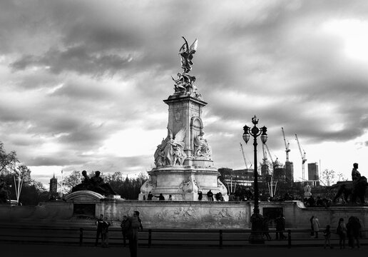 angel de la independencia en blanco y negro