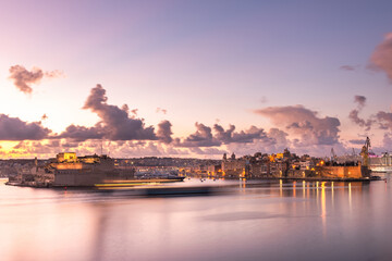 Obraz premium Illuminated skyline of Senglea at sunrise,Malta. One of Three Cities in Grand Harbour