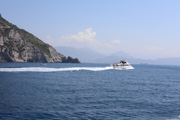 Fototapeta na wymiar luxury yacht in the sea. swimmingf the promende boat with passengers. boats in the bay. ship in the sea