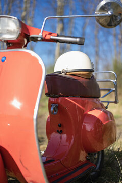 Vesparoller Motorroller mit Helm
