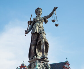 Gerechtigkeitssymbol, Statue auf dem Gerechtigkeitsbrunnen, Wahrzeichen der Stadt Frankfurt a.M.