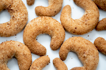 Plätzchen, glutenfreie und zuckerfreie Vanillekipferl, mit Kokosblütenzucker 