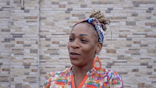 Video de una mujer afro caribe&ntilde;a conversando en la calle con una ropa muy colorida y muy sonriente