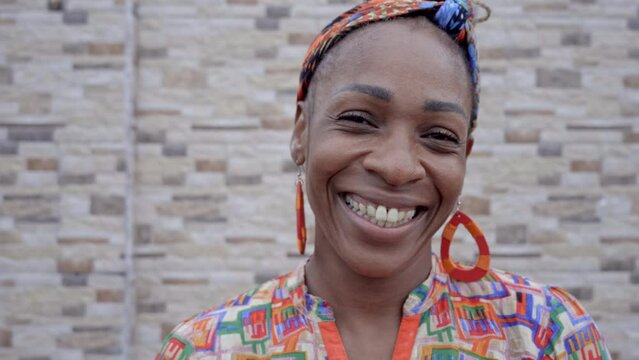 Retrato en video de una hermosa mujer latina afro caribe&ntilde;a muy sonriente viendo a c&aacute;mara