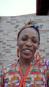 Retrato vertical en video de una hermosa mujer latina afro caribe&ntilde;a muy sonriente viendo a c&aacute;mara en primer plano