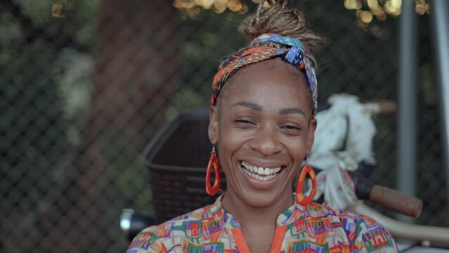 Retrato en video de una hermosa mujer afro caribe&ntilde;a sonriendo a c&aacute;mara con una pa&ntilde;oleta en su cabeza 