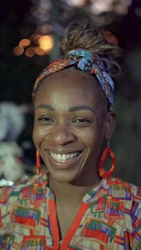 Retrato vertical en video de una hermosa mujer latina afro caribe&ntilde;a muy sonriente viendo a c&aacute;mara en primer plano