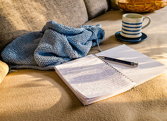 Stricken, Tagebuch schreiben und Tee trinken