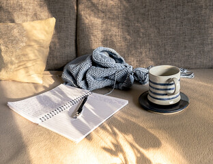 Stricken, Tagebuch schreiben und Tee trinken