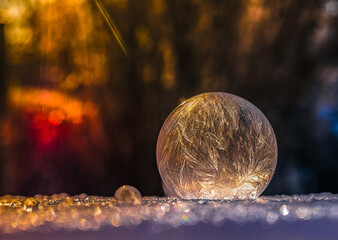 Eiskugel in rotem Licht