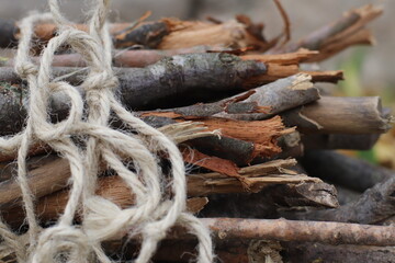 Leña, invierno
Troncos ordenados, atados con una cuerda
Detalle