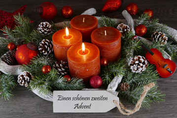 Adventskranz mit zwei brennenden Kerzen und dem Text einen schönen zweiten Advent.