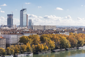 bord du rhône à Lyon en automne avec vue sur les tours de la Part dieu