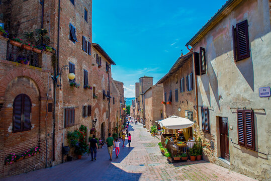 Fototapeta The narrow streets of Certaldo Alto in Tuscany, Italy.