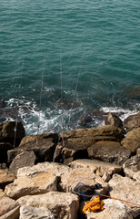 Cañas de pescar sobre las rocas (Peñíscola, Castellón, Comunidad Valenciana, España)