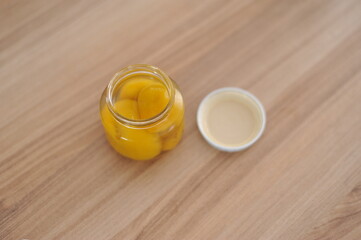 sobremesa delicia de fruta provando 