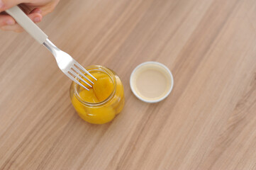 sobremesa delicia de fruta provando 