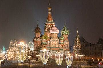 Fototapeta premium Moscow, Russia - December 30, 2020: Cathedral of Vasily the Blessed Moscow before Christmas and New Year. Kremlin and Red Square, Moscow, Russia.