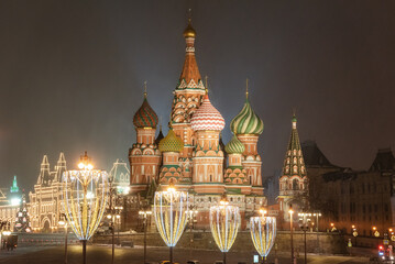 Fototapeta premium Moscow, Russia - December 30, 2020: Cathedral of Vasily the Blessed Moscow before Christmas and New Year. Kremlin and Red Square, Moscow, Russia.