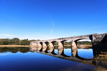 Fototapeta premium Puente de Ponteceso sobre el río Anllóns, Galicia