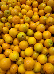 ORANGES CLOSEUP IN A MARKET