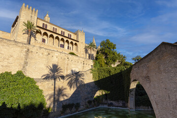Obraz premium Palma de Mallorca: Palacio de la Almudaina, visto desde los jardines de s'Hort des Rei. Antiguo palacio real medieval construido sobre una edificación árabe.