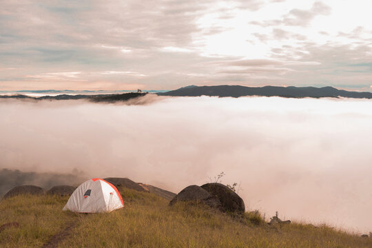 Camping above the clouds at Mairipor&atilde;
