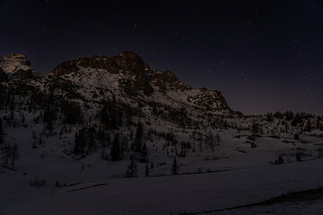 Fototapeta premium snow covered mountains at night
