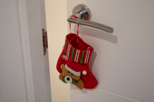 Calcet&iacute;n de navidad colgado en el pomo de la puerta
