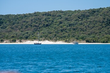 Obraz premium tropical islands and super yachts in queensland australia