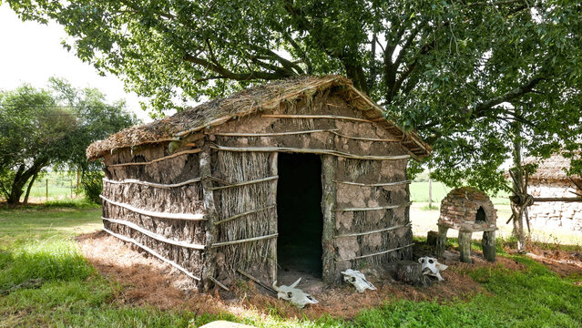 Rancho, tapera. Peque&ntilde;a vivienda rural con paredes de barro y techo de paja