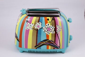 Toaster with retro design in bold colors