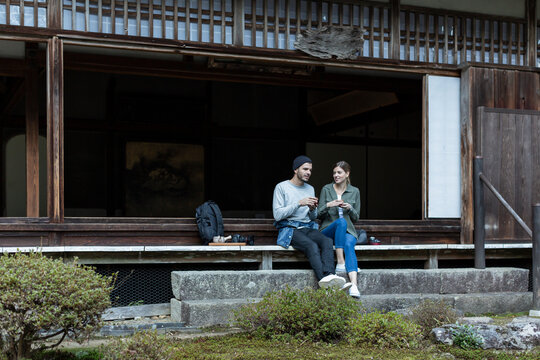 縁側に座る外国人の男女