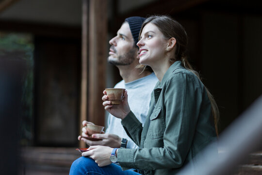 縁側に座る外国人の男女