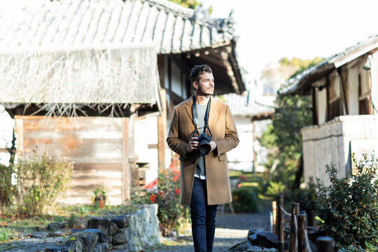 カメラで撮影をする外国人の男性