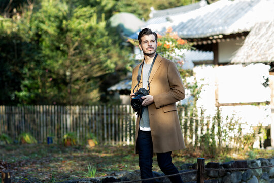 カメラで撮影をする外国人の男性