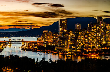 Obraz premium Vancouver Downtown golden sky