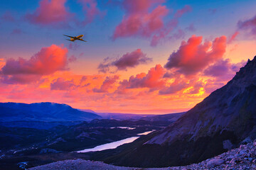 パタゴニア地方のフィッツ・ロイ山上空を飛行する航空機