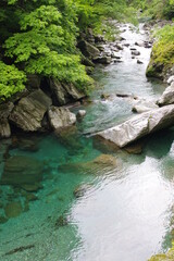 日本にある高知県の川はとても澄みきったブルー