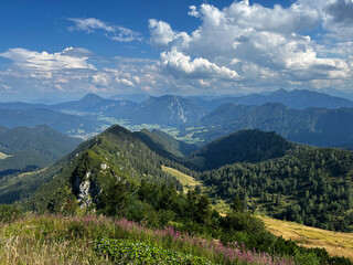 Obraz premium The landscape in Bavaria is even more beautiful thanks to the Alps.