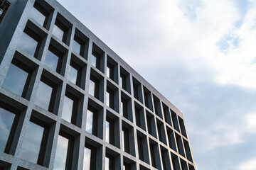 Obraz premium Office gray minimalistic building on sky background