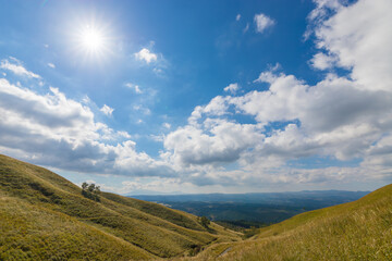 Obraz premium 高原と青空（熊本県南小国町）