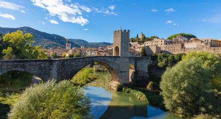 Fototapeta na wymiar Old famous catalan bridge and village- Besalu in Spain
